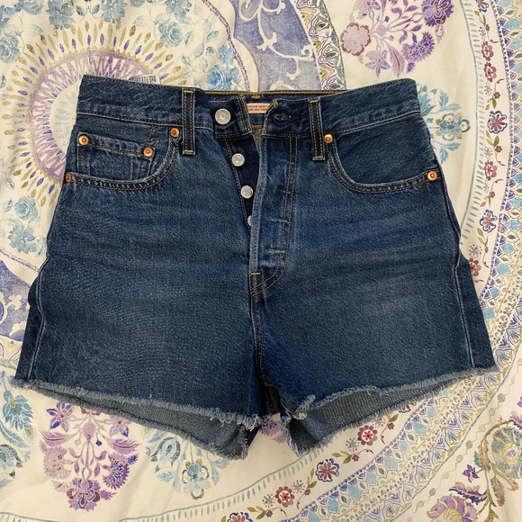 Levi's Ribcage Shorts - Picture 1 of 4